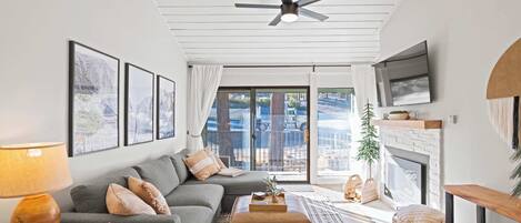 Televisión, chimenea, reproductor de DVD