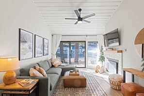 TV, fireplace, DVD player - St. Anton Getaway | Shared BBQ, Pool & Hot Tub (Mammoth Lakes)