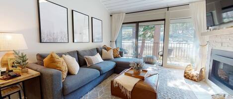 Una televisión, una chimenea, un reproductor de DVD