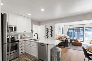 Fridge, microwave, oven, stovetop - St. Anton Getaway | Shared BBQ, Pool & Hot Tub (Mammoth Lakes)