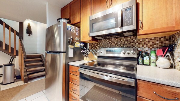 Refrigerador, microondas, horno y parrilla de estufa 