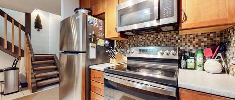 Een koelkast, een microgolfoven, een oven, een kookplaat