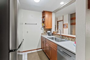 Fully furnished and equipped kitchen - Escape to The Summit | Cozy Mammoth Getaway (Mammoth Lakes)