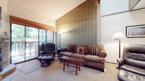 テレビ、暖炉、DVD プレーヤー