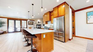 Fridge, microwave, oven, stovetop - Obsidian Dreaming | On the Sierra Star Golf Course (Mammoth Lakes)