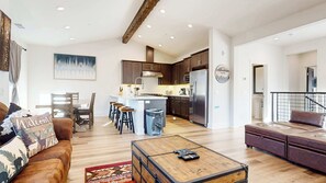 TV, fireplace, DVD player - An Adventure of a Lifetime! 3 BDR, 5 Min to Skiing (Mammoth Lakes)