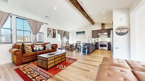 Fernseher, Kamin, DVD-Player