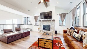 TV, fireplace, DVD player - An Adventure of a Lifetime! 3 BDR, 5 Min to Skiing (Mammoth Lakes)