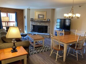 Fernseher, Kamin, DVD-Player