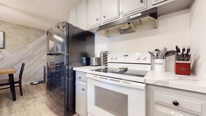 Fridge, microwave, stovetop, dishwasher