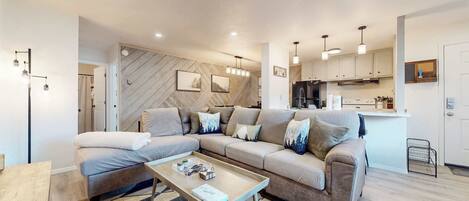 Een televisie, een open haard en een kantoor