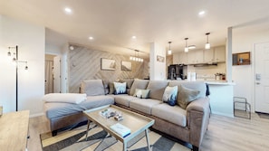 TV, fireplace, offices - Jackson’s Alpine Retreat – For 4 (Mammoth Lakes)