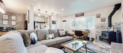 TV, caminetto, studio