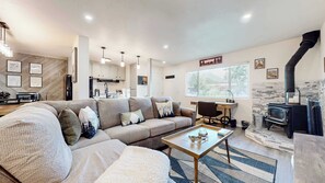 TV, fireplace, offices - Jackson’s Alpine Retreat – For 4 (Mammoth Lakes)