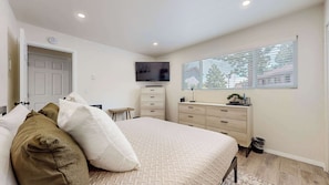 1 bedroom, iron/ironing board, WiFi, bed sheets - Jackson’s Alpine Retreat – For 4 (Mammoth Lakes)