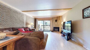 Fernseher, Kamin, DVD-Player