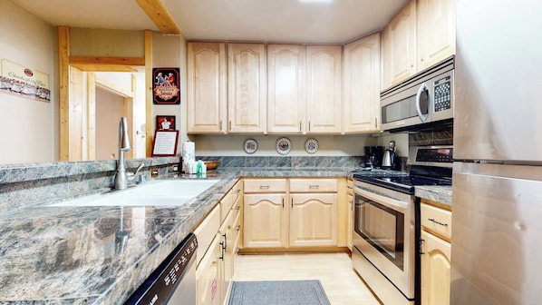 Køleskab, mikrobølgeovn, ovn, kogeplade