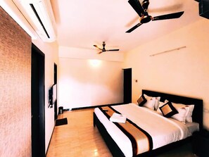 Premium Double Room | Desk, laptop workspace, free WiFi - Neighbour Inn Elite (Chennai)