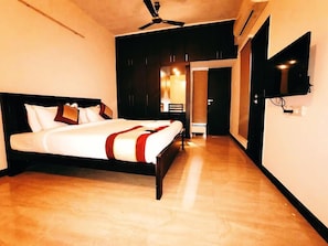 Premium Double Room | Desk, laptop workspace, free WiFi - Neighbour Inn Elite (Chennai)