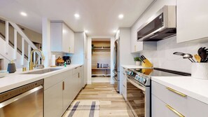 Fridge, microwave, oven, stovetop - Sierra Megeve #31 | Near Hike, Bike, & Golf (Mammoth Lakes)