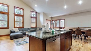 تلفزيون، مدفأة، مشغل دي في دي