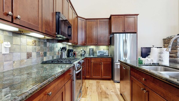 Fridge, microwave, oven, stovetop - Red Slate Canyon | Modern 2-Story Condo (Mammoth Lakes)