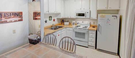 Frigorifero, microonde, forno, piano cottura