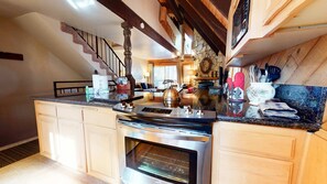 Køleskab, mikrobølgeovn, ovn, kogeplade