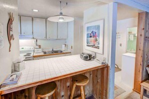 Kylskåp, mikrovågsugn, ugn och spishäll