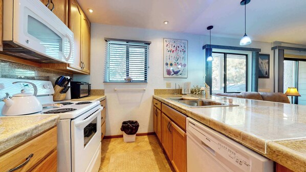 Een koelkast, een microgolfoven, een oven, een kookplaat