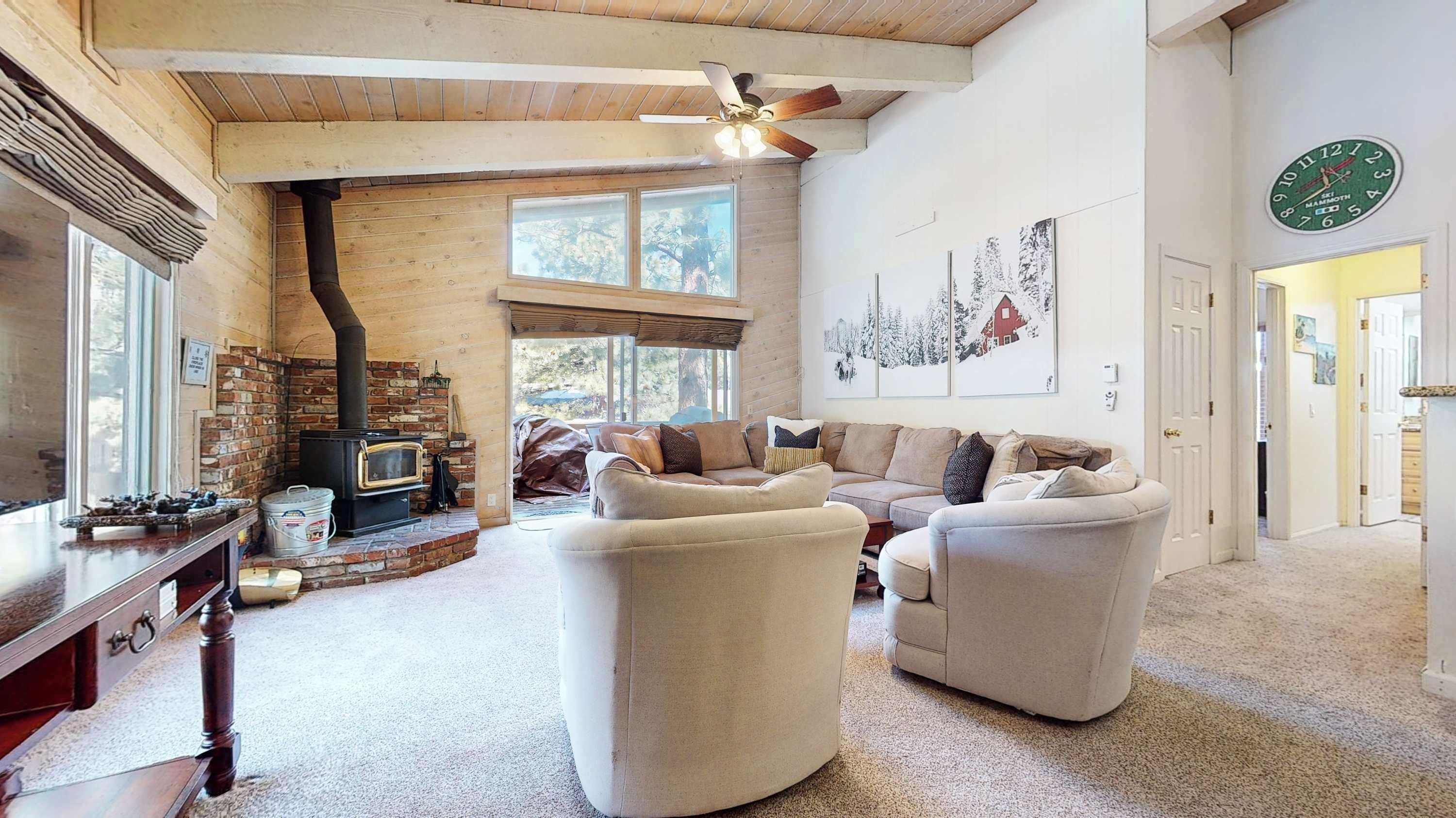 Een televisie en een open haard