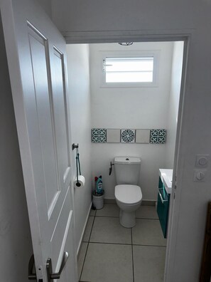 Een douche, een haardroger, handdoeken, toiletpapier