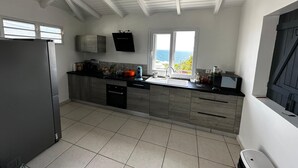 Kaffetrakter/tekoker, kjøleskap, mikrobølgeovn og ovn