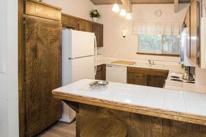 Fridge, microwave, oven, stovetop - Mammoth Estates | 4 Seasons of Beauty w/ Amenities! (Mammoth Lakes)