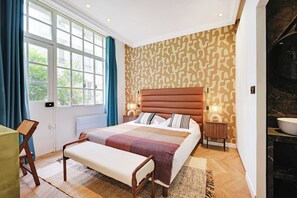 3 bedrooms, desk, iron/ironing board, travel cot