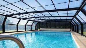 An indoor swimming pool with a glass ceiling and a view of the surrounding landscape. - Suite Prestige Spa&Piscine Privée - LikeaDreamRoom (Blennes)