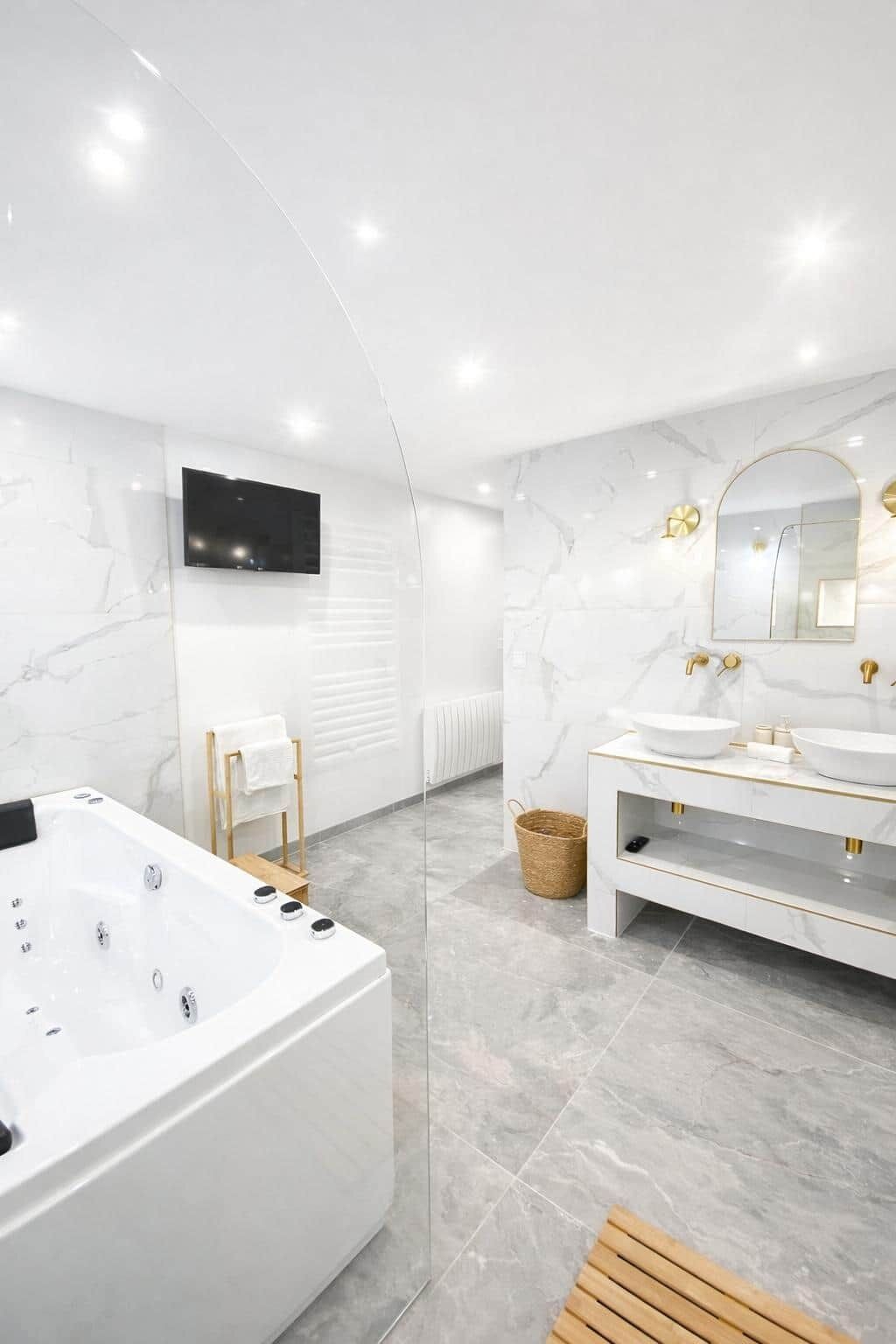 Sèche-cheveux, serviettes fournies