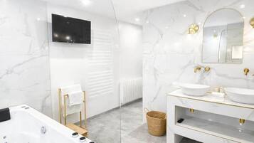 Sèche-cheveux, serviettes fournies