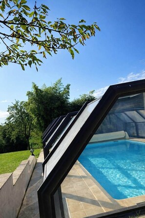 Indoor pool, a heated pool - Suite Prestige Spa&Piscine Privée - LikeaDreamRoom (Blennes)