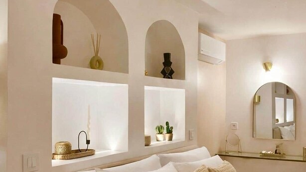 A modern bedroom with a large bed, built-in shelving, and a mirror above the bed. - Suite Prestige Spa&Piscine Privée - LikeaDreamRoom (Blennes)