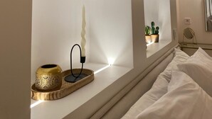 A modern bedroom with a bed, a bedside table with a lamp, and a mirror. - Suite Prestige Spa&Piscine Privée - LikeaDreamRoom (Blennes)