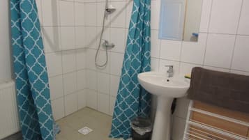 Dusche, Haartrockner, HandtĂŒcher, Seife