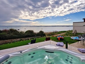 Outdoor spa tub - Villa Horizon Marin, sleeps 7, Jacuzzi, direct beach access (Plounéour-Brignogan-plages)