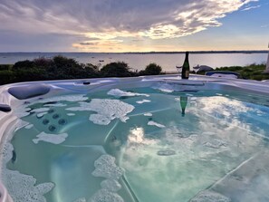 Outdoor spa tub - Villa Horizon Marin, sleeps 7, Jacuzzi, direct beach access (Plounéour-Brignogan-plages)