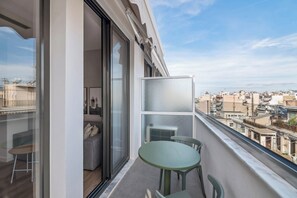 One-Bedroom Suite with Balcony | Balcony - Limehome Piraeus Olive (Piraeus)