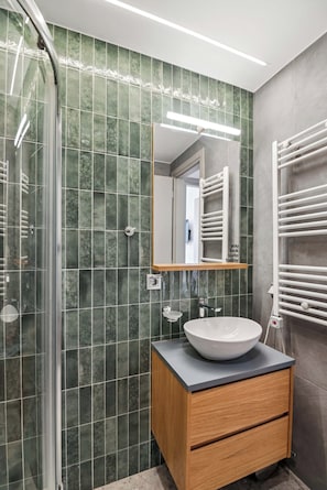 One-Bedroom Suite with Balcony | Bilik Mandi | Kelengkapan dandanan diri mesra alam, pengering rambut 