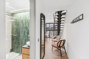 One-Bedroom Comfort Suite with Sofa Bed | Zona de estar | Televisión de pantalla plana de 50 pulgadas con canales por cable