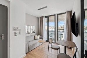 One-Bedroom Suite with Balcony | Living area