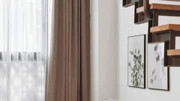 One-Bedroom Comfort Suite | Coin séjour | Télévision à écran plat de 50 pouces avec chaînes par câble