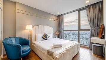 Superior-Apartment, 2 Schlafzimmer, Balkon, Stadtblick | Betten mit Memory-Foam-Matratzen, Schreibtisch